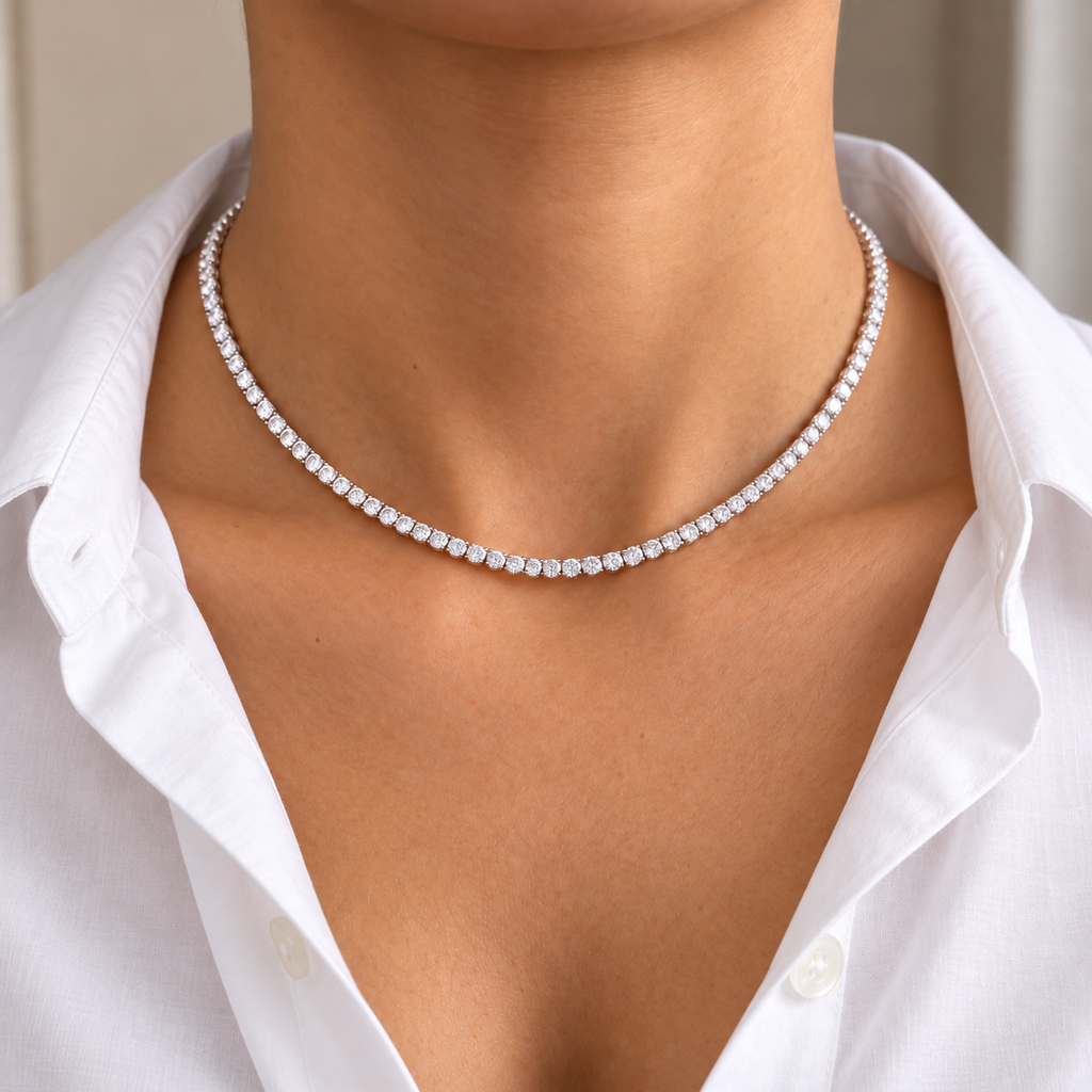 Collier tennis en or blanc 14K porté avec une chemise blanche / 14K white gold tennis necklace worn with a white blouse