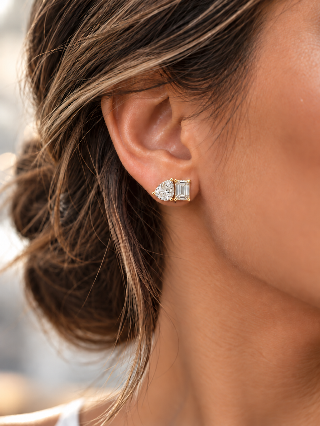 Boucles d’oreilles Toi et Moi en or jaune 14K portées par une mannequin / 14K yellow gold Toi et Moi lab-grown diamond earrings on model